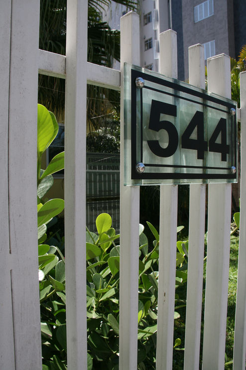 Portão de entrada do consultório com o número 544